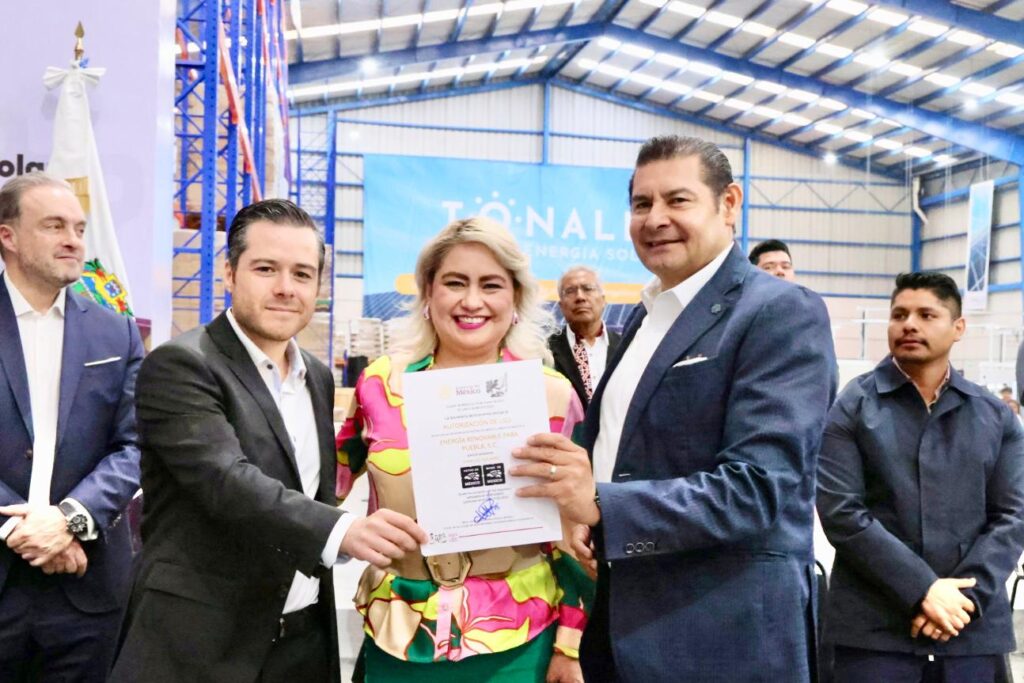 Gobernador Alejandro Armenta inaugura fábrica de paneles solares “Tonalli” en Cuautlancingo