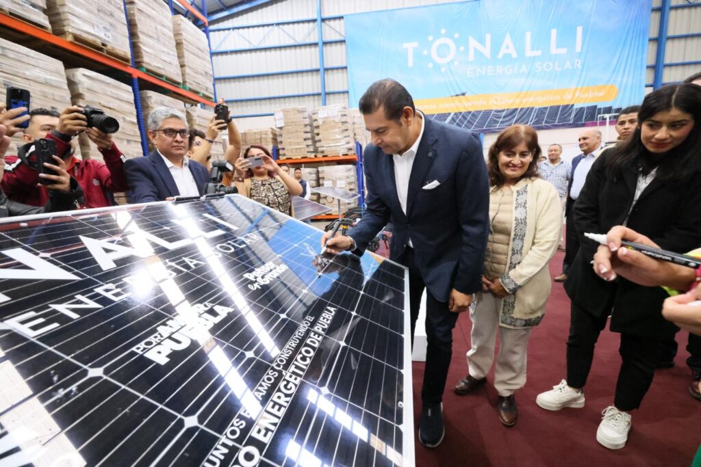 El gobernador Alejandro Armenta inauguró la Fábrica de Paneles Solares “Tonalli” en Cuautlancingo, proyecto que impulsó desde su etapa como senador.