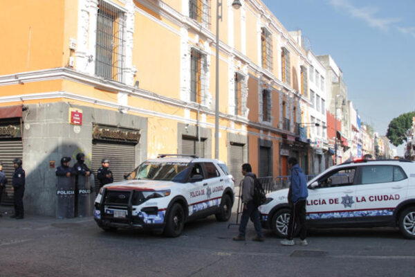 La Secretaría de Gobernación Municipal informó que comerciantes ambulantes del Centro Histórico de Puebla aceptaron reubicarse, tras un operativo de recuperación del espacio público que se llevó a cabo este viernes sin confrontaciones. Foto: Milenio