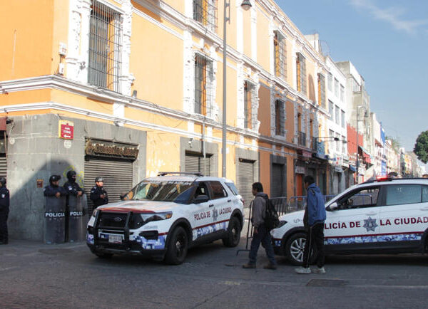 La Secretaría de Gobernación Municipal informó que comerciantes ambulantes del Centro Histórico de Puebla aceptaron reubicarse, tras un operativo de recuperación del espacio público que se llevó a cabo este viernes sin confrontaciones. Foto: Milenio