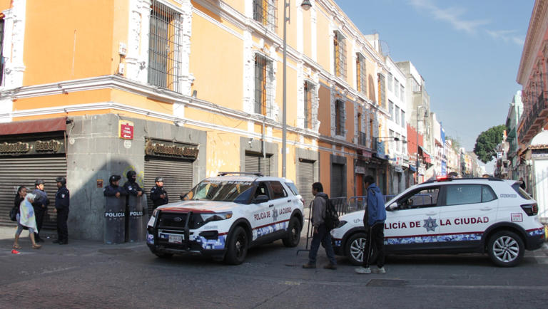 La Secretaría de Gobernación Municipal informó que comerciantes ambulantes del Centro Histórico de Puebla aceptaron reubicarse, tras un operativo de recuperación del espacio público que se llevó a cabo este viernes sin confrontaciones. Foto: Milenio
