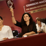 Durante el Consejo Nacional de Morena, la presidenta del partido, Luisa María Alcalde, reiteró que la organización no encubrirá a militantes involucrados en actos ilegales. Foto: Debate