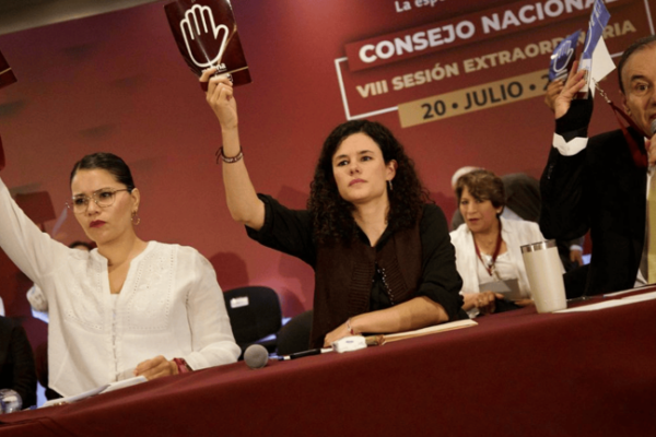 Durante el Consejo Nacional de Morena, la presidenta del partido, Luisa María Alcalde, reiteró que la organización no encubrirá a militantes involucrados en actos ilegales. Foto: Debate