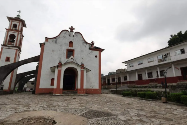 Habitantes de San Andrés Tzicuilan, junta auxiliar del municipio de Cuetzalan, acusan al párroco local de imponer restricciones que afectan directamente sus prácticas culturales y religiosas.