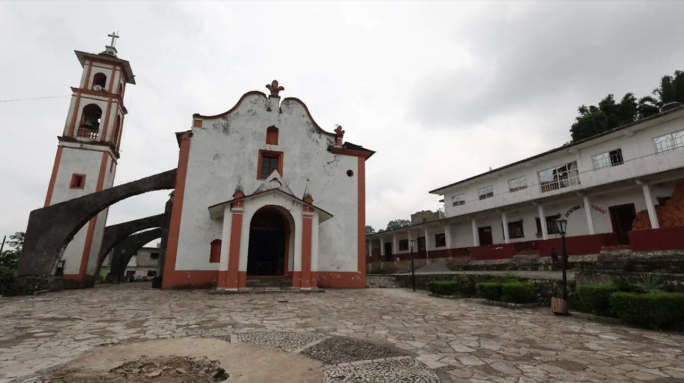 Habitantes de San Andrés Tzicuilan, junta auxiliar del municipio de Cuetzalan, acusan al párroco local de imponer restricciones que afectan directamente sus prácticas culturales y religiosas.