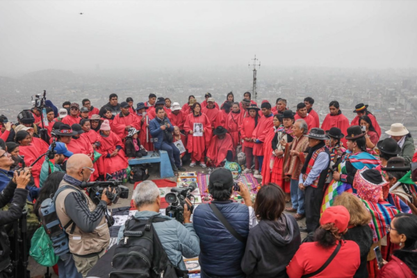 Indígenas peregrinan al cerro San Cristóbal para exigir justicia y rechazar ley de amnistía