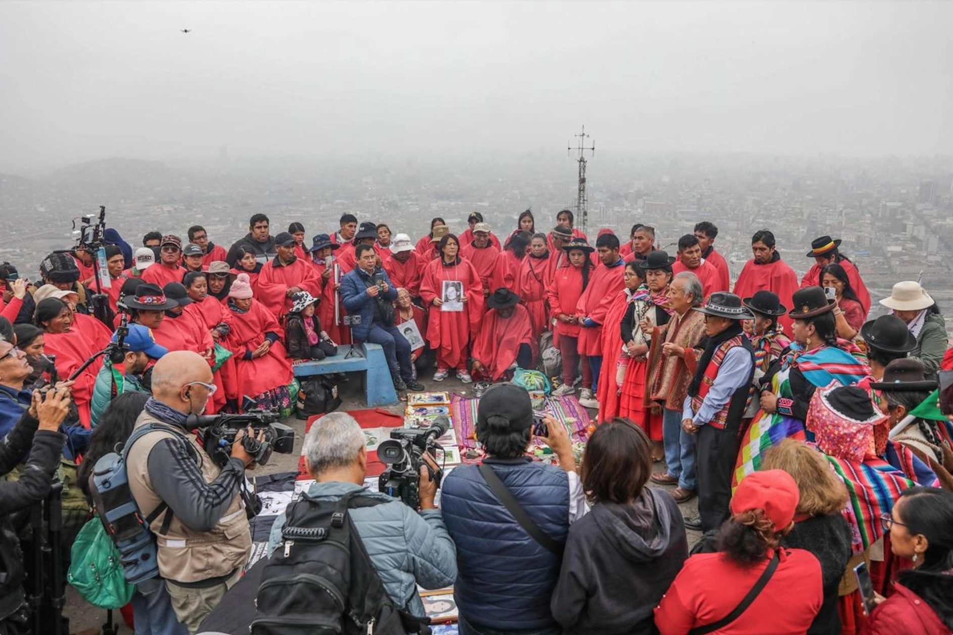 Peregrinación andina exige justicia y repudia ley de amnistía en Perú.