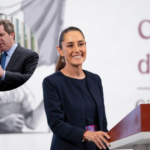 La presidenta Claudia Sheinbaum negó tener comunicación con abogados ligados al narcotráfico, tras las declaraciones de Jeffrey Lichtman, defensor de Ovidio Guzmán. Afirmó que su gobierno mantiene una política de cero tolerancia al crimen organizado y cooperación internacional en procesos judiciales.