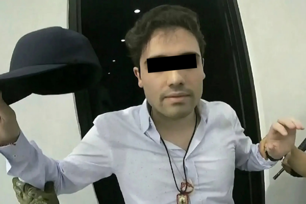 Durante una audiencia en la corte federal del Distrito Norte de Illinois, Ovidio Guzmán López, hijo de “El Chapo”, se declaró culpable de cuatro delitos graves relacionados con narcotráfico. Foto: Nmás