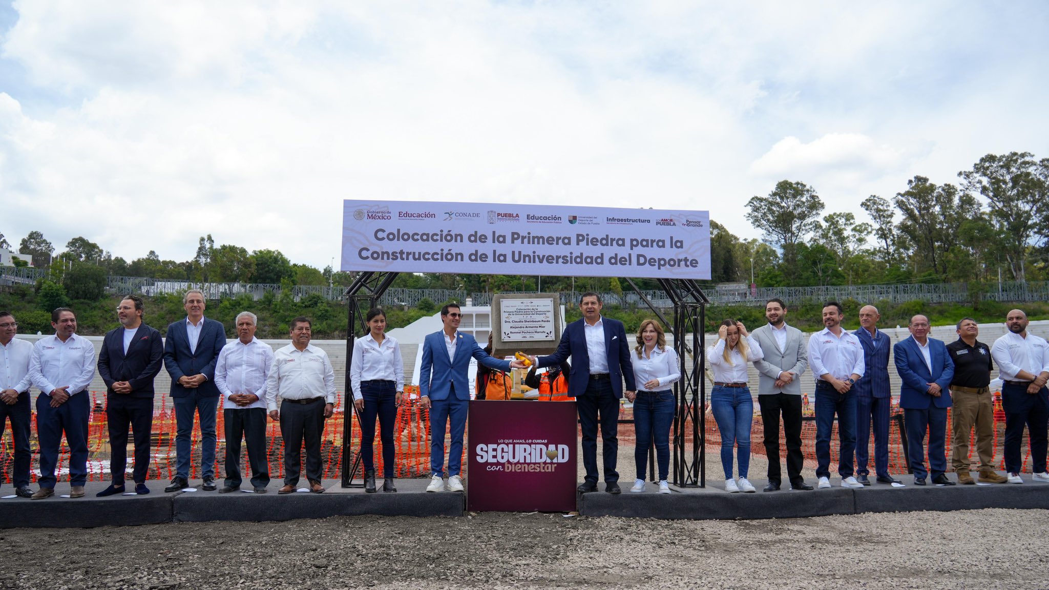 El Gobierno de Puebla colocó la primera piedra de la Universidad del Deporte en el estadio Zaragoza, acompañado por el titular de la Conade, Rommel Pacheco.