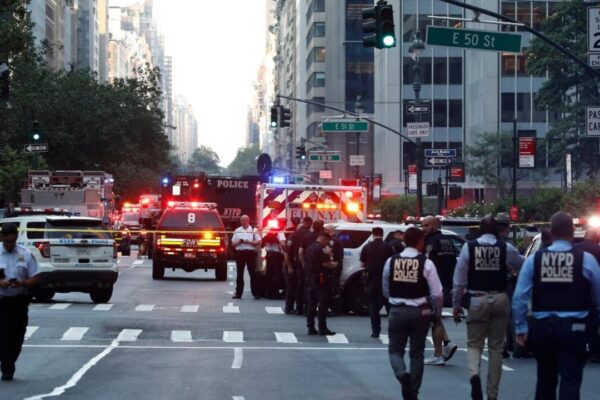 Tiroteo en Midtown Manhattan deja cuatro muertos, incluyendo un oficial de policía, en ataque a las oficinas de la NFL.