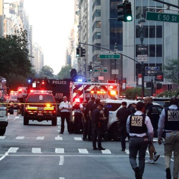 Tiroteo en Midtown Manhattan deja cuatro muertos, incluyendo un oficial de policía, en ataque a las oficinas de la NFL.