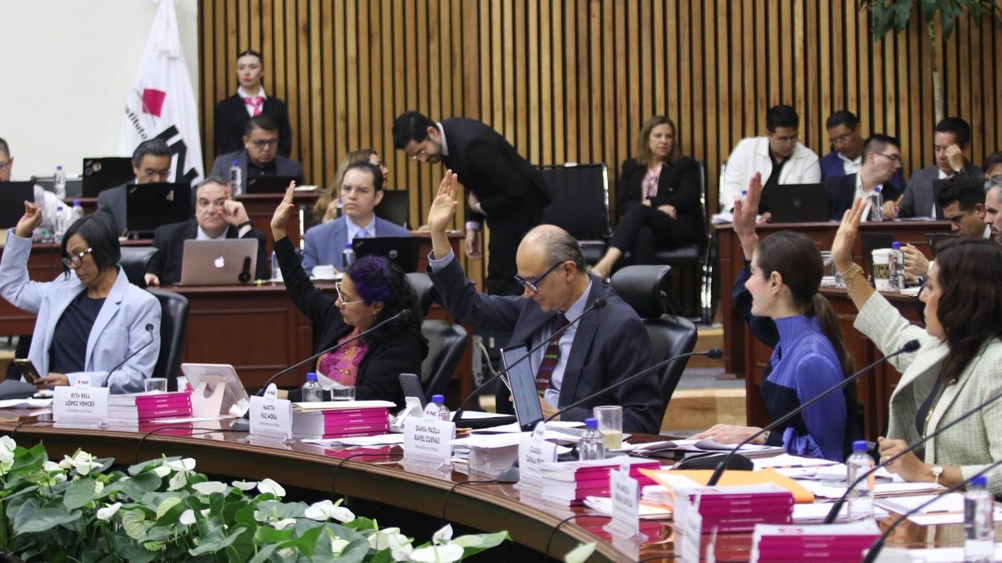 La presidenta Claudia Sheinbaum Pardo criticó duramente las sanciones impuestas por el Instituto Nacional Electoral (INE) a candidatos que aparecieron en los denominados “acordeones” durante la elección judicial del 1 de junio.