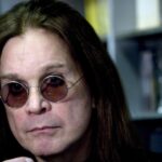 Ozzy Osbourne, vocalista y fundador de Black Sabbath, falleció a los 76 años pocas semanas después de su último concierto junto a la banda. Reconocido como una figura clave en la historia del heavy metal,