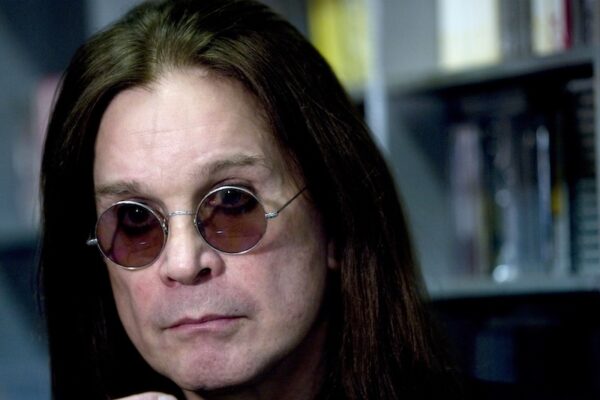 Ozzy Osbourne, vocalista y fundador de Black Sabbath, falleció a los 76 años pocas semanas después de su último concierto junto a la banda. Reconocido como una figura clave en la historia del heavy metal,