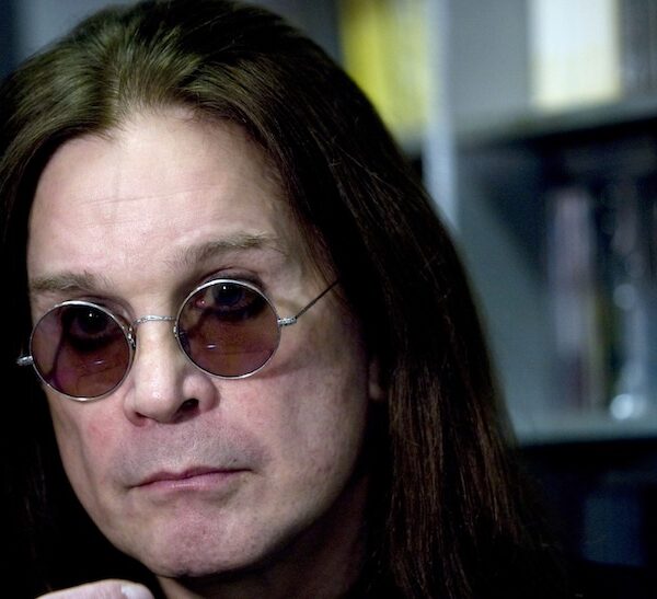 Ozzy Osbourne, vocalista y fundador de Black Sabbath, falleció a los 76 años pocas semanas después de su último concierto junto a la banda. Reconocido como una figura clave en la historia del heavy metal,