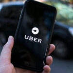 Uber aumentó sus tarifas hasta un 7% en México, argumentando que busca proteger las ganancias de sus conductores tras su incorporación a la seguridad social. Foto: Columna Digital