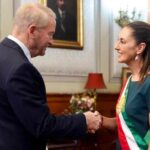La presidenta Claudia Sheinbaum recibió en Palacio Nacional al embajador de Estados Unidos, Ronald D. Johnson, en medio de negociaciones por posibles aranceles del 30% a productos mexicanos. Foto: Notisistema