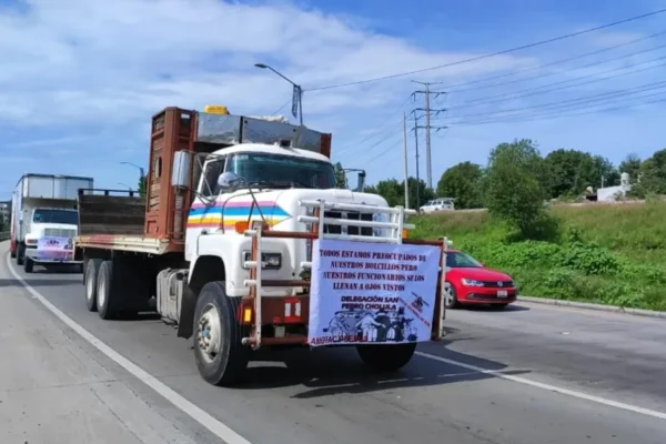 Transportistas afiliados a la AMOTAC bloquearon este lunes diversos tramos carreteros del estado de Puebla. Foto: Diario El Puntual