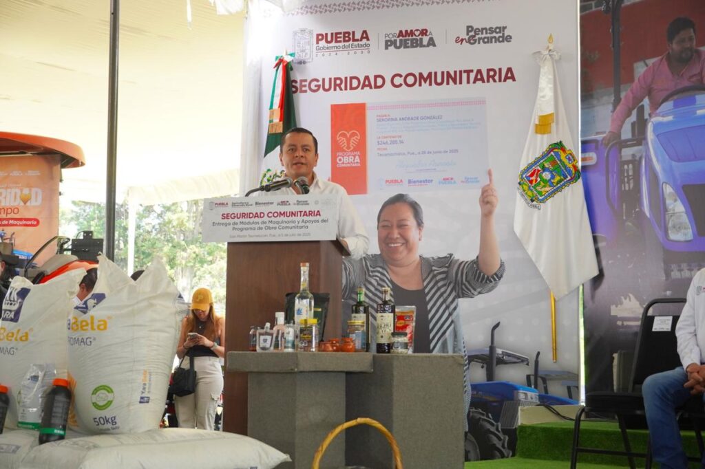 En una gira de trabajo por el municipio de San Martín Texmelucan, el gobernador del estado, Alejandro Armenta Mier, y el presidente municipal, Juan Manuel Alonso Ramírez, entregaron módulos de maquinaria agrícola y apoyos del Programa de Obra Comunitaria, como parte de las acciones para fortalecer el campo poblano y mejorar la seguridad regional.