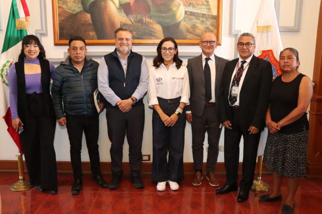 Con el objetivo de fortalecer las capacidades institucionales de las autoridades auxiliares del municipio de Puebla, el Gobierno de la Ciudad, encabezado por el alcalde Pepe Chedraui Budib, inició el ciclo de conferencias “Grupos en situación de vulnerabilidad y Derechos Humanos”, una iniciativa promovida por la Sindicatura Municipal, bajo la dirección de Mónica Silva Ruiz.