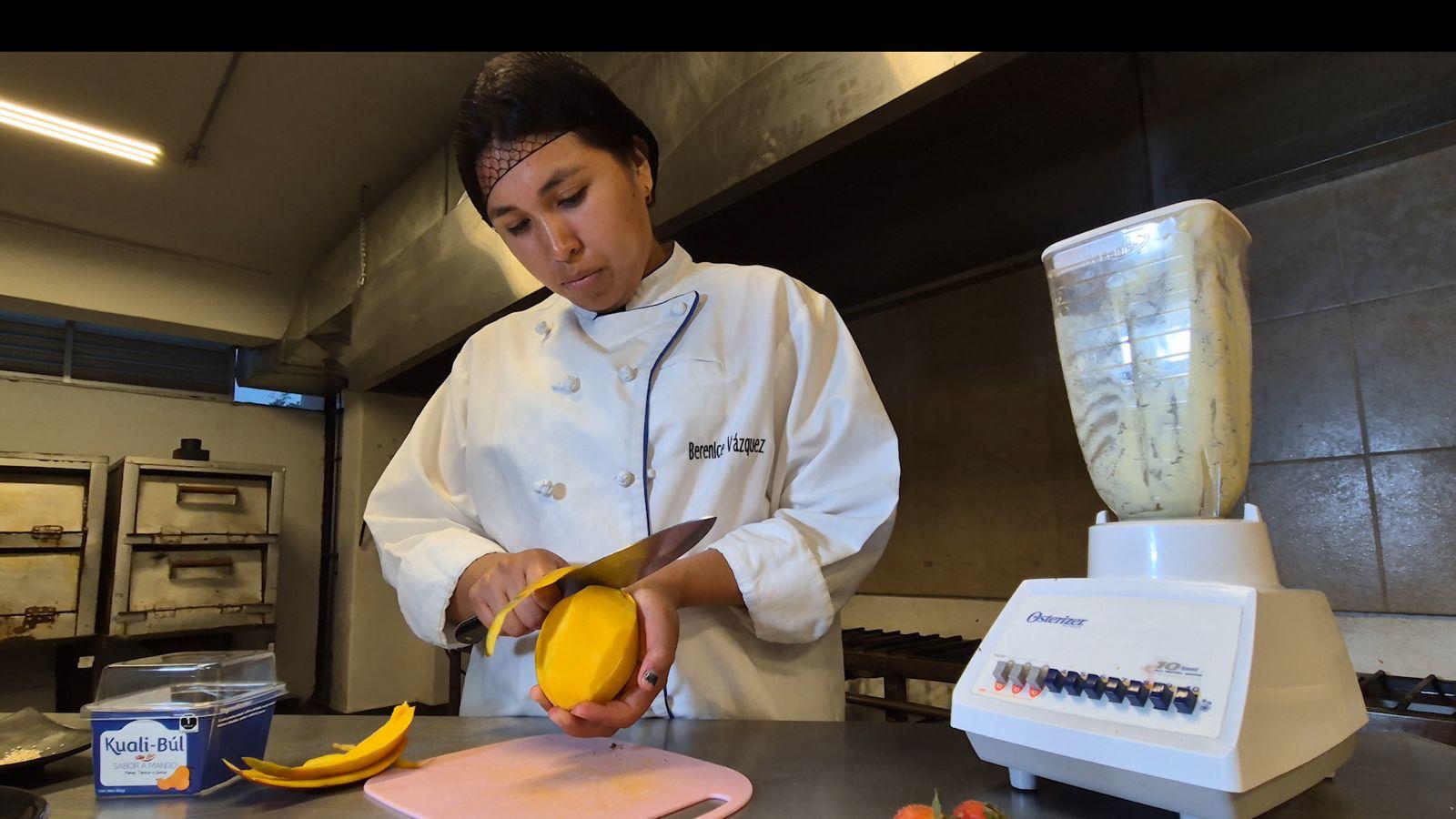 Con el propósito de ofrecer alternativas alimenticias saludables, estudiantes de la Escuela de Gastronomía del Centro de Capacitación y Desarrollo (CECADE), del Sistema Municipal DIF Puebla, desarrollaron un yogurt artesanal especialmente diseñado para personas con diabetes y problemas digestivos, elaborado con ingredientes 100% naturales.