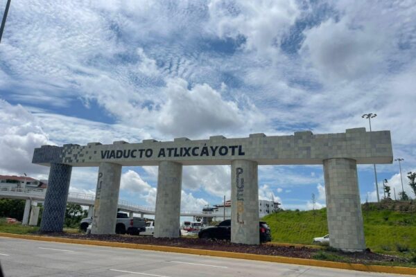 Los emblemáticos pilares de Talavera ubicados en el distribuidor vial Atlixcáyotl, en la zona de Angelópolis, lucen completamente renovados tras la conclusión de los trabajos de restauración impulsados por el Gobierno del Estado de Puebla.