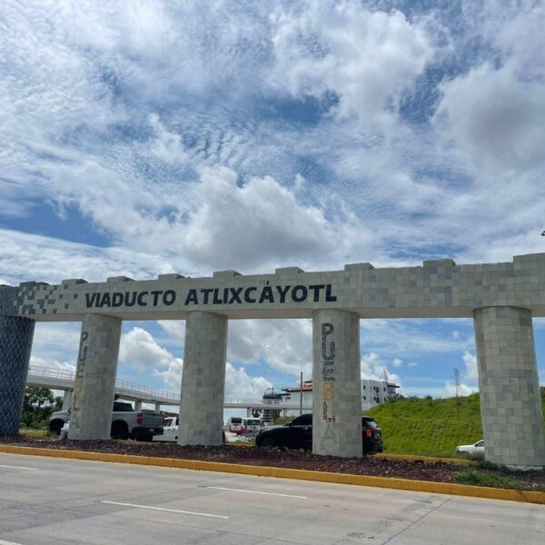 Los emblemáticos pilares de Talavera ubicados en el distribuidor vial Atlixcáyotl, en la zona de Angelópolis, lucen completamente renovados tras la conclusión de los trabajos de restauración impulsados por el Gobierno del Estado de Puebla.