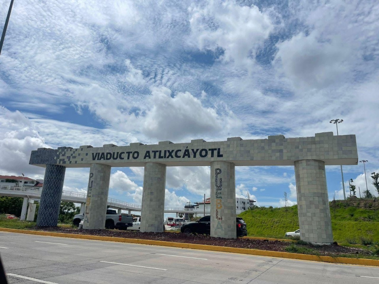 Los emblemáticos pilares de Talavera ubicados en el distribuidor vial Atlixcáyotl, en la zona de Angelópolis, lucen completamente renovados tras la conclusión de los trabajos de restauración impulsados por el Gobierno del Estado de Puebla.