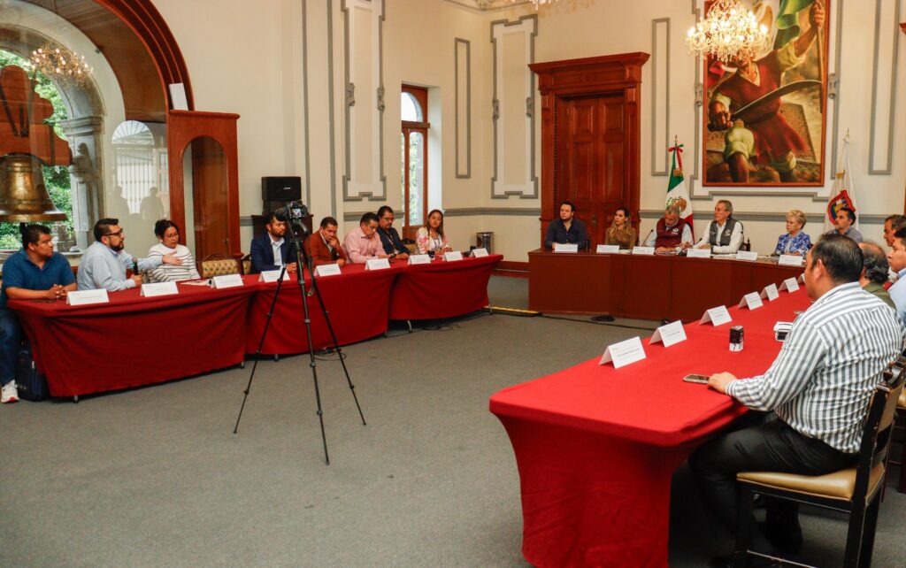 Con el propósito de asegurar que las acciones y programas del Gobierno de la Ciudad lleguen a todos los rincones de la capital, el presidente municipal Pepe Chedraui Budib sostuvo una reunión de trabajo con las y los 17 presidentes auxiliares de Puebla.