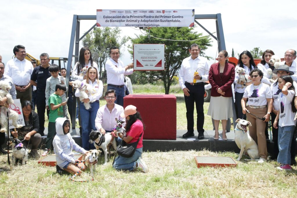En un paso histórico por el respeto a los seres sintientes, el gobernador Alejandro Armenta colocó la primera piedra del Centro de Bienestar Animal y Adaptación Sustentable, el primero de 27 espacios que se construirán en el estado para garantizar la protección de los animales en situación de vulnerabilidad.