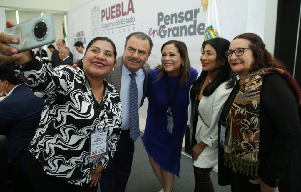Puebla se convirtió en sede nacional de la presentación del módulo “Nombrando y Contando al Mundo 2025”, material educativo creado por el Instituto Nacional de Educación para Adultos (INEA) como parte de la estrategia federal “Alfabetización para el Bienestar”, impulsada por la presidenta Claudia Sheinbaum.