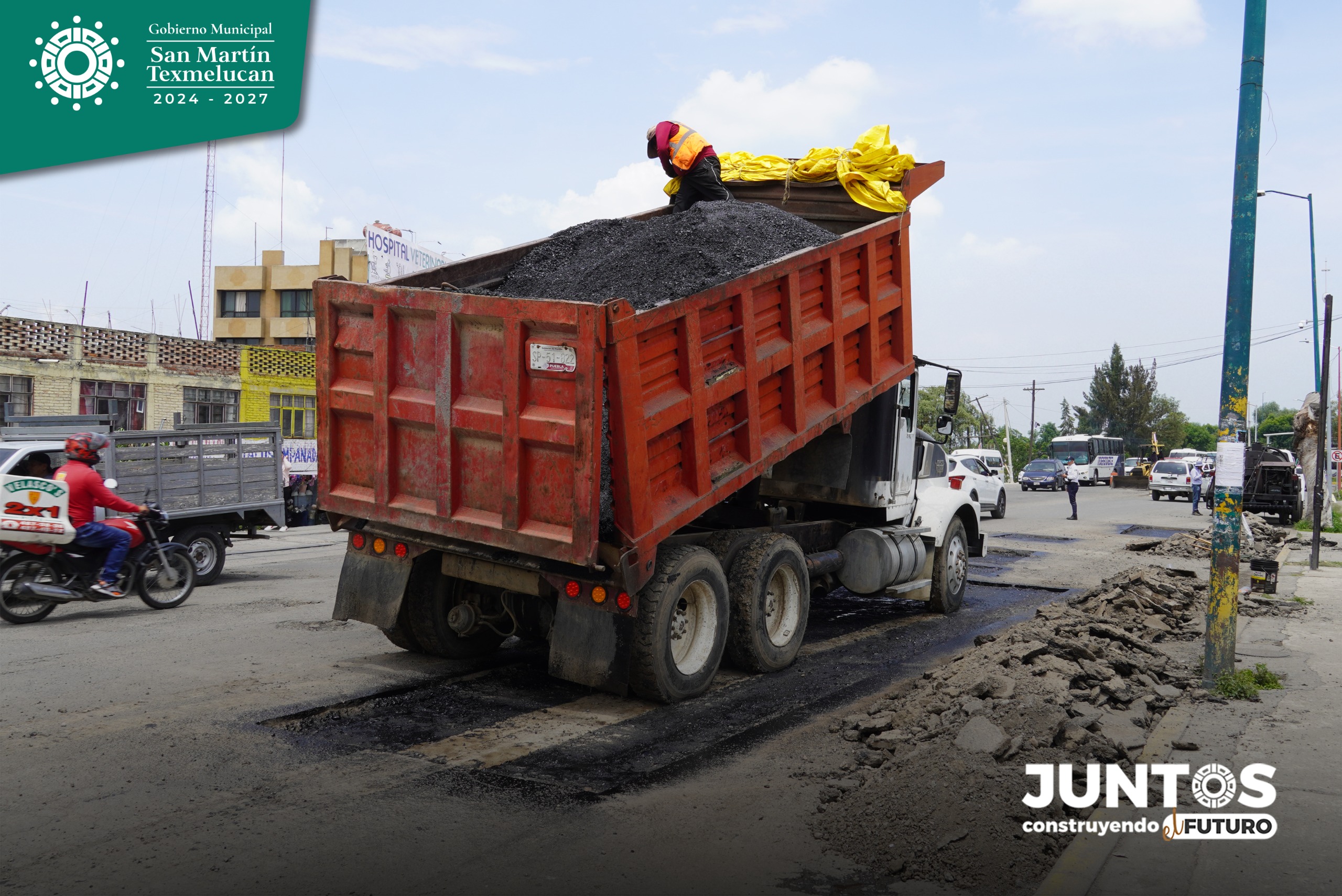 Texmelucan mejora vialidades con bacheo en calles clave