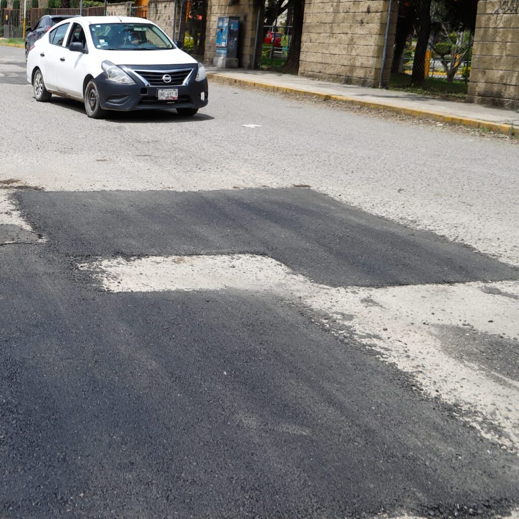 La presidenta municipal de San Pedro Cholula, Tonantzin Fernández, supervisó los avances de la tercera etapa del Bachetón 2025, programa que busca rehabilitar vialidades dañadas en barrios, colonias y juntas auxiliares del municipio.