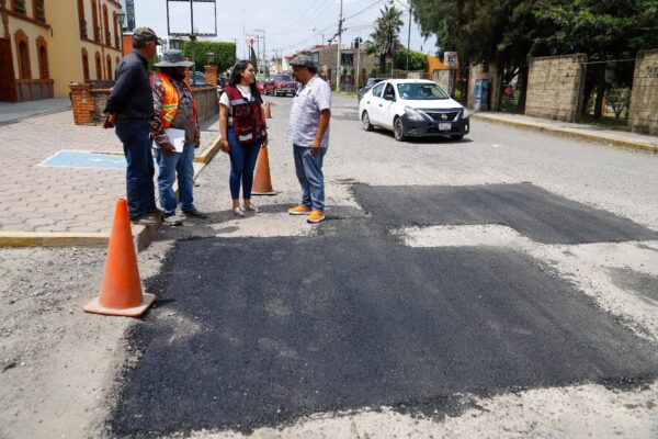 La presidenta municipal de San Pedro Cholula, Tonantzin Fernández, supervisó los avances de la tercera etapa del Bachetón 2025, programa que busca rehabilitar vialidades dañadas en barrios, colonias y juntas auxiliares del municipio.