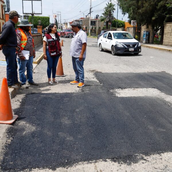 La presidenta municipal de San Pedro Cholula, Tonantzin Fernández, supervisó los avances de la tercera etapa del Bachetón 2025, programa que busca rehabilitar vialidades dañadas en barrios, colonias y juntas auxiliares del municipio.