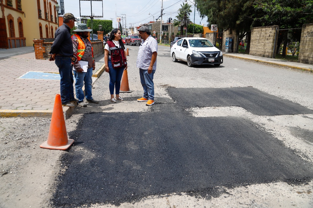 La presidenta municipal de San Pedro Cholula, Tonantzin Fernández, supervisó los avances de la tercera etapa del Bachetón 2025, programa que busca rehabilitar vialidades dañadas en barrios, colonias y juntas auxiliares del municipio.