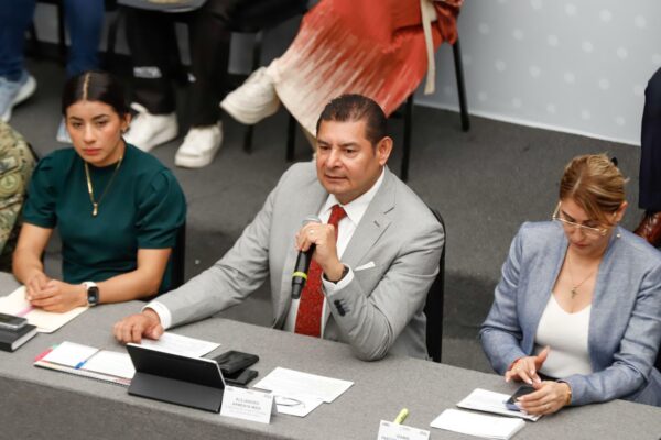 Durante una conferencia de prensa, la secretaria de prensa Karoline Leavitt aseguró que el presidente Donald Trump cumplió su promesa de detener lo que denominó una “invasión migrante”. Según datos del Departamento de Seguridad Nacional, las detenciones en la frontera con México disminuyeron un 15% en julio respecto a marzo. Foto: USA Today