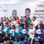 Con el compromiso de reducir la brecha digital y fortalecer la educación con seguridad, el gobernador Alejandro Armenta entregó 2 mil Becas de Conectividad para el Bienestar en un evento realizado junto a la rectora de la BUAP, Lilia Cedillo Ramírez.
