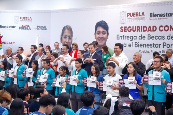 Con el compromiso de reducir la brecha digital y fortalecer la educación con seguridad, el gobernador Alejandro Armenta entregó 2 mil Becas de Conectividad para el Bienestar en un evento realizado junto a la rectora de la BUAP, Lilia Cedillo Ramírez.