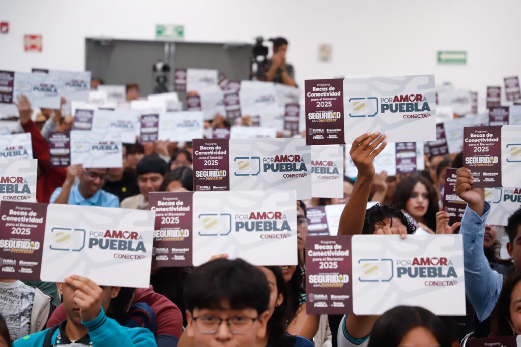 Con el compromiso de reducir la brecha digital y fortalecer la educación con seguridad, el gobernador Alejandro Armenta entregó 2 mil Becas de Conectividad para el Bienestar en un evento realizado junto a la rectora de la BUAP, Lilia Cedillo Ramírez.