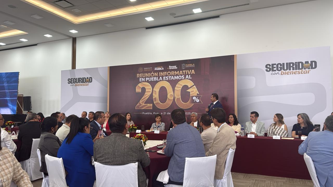 a tarde de este lunes, el gobernador de Puebla, Alejandro Armenta, sostuvo una reunión informativa con directores de medios de comunicación