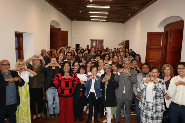 El Museo Casa del Caballero Águila de San Pedro Cholula participa en la edición 2025 de Noche de Museos con dos exposiciones: La pintura clásica a través de la mirada de Aurora y México: raíces y alas, que reúnen 90 piezas de la artista Rosa Aurora Mata Torices.