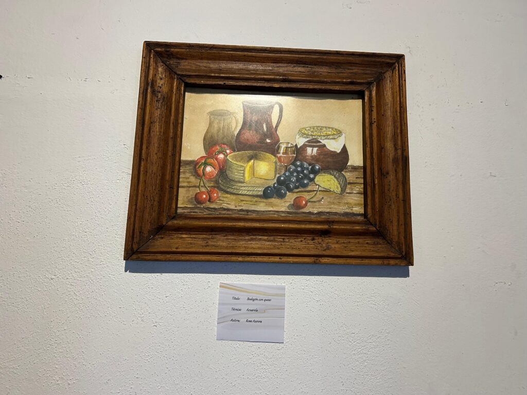 El Museo Casa del Caballero Águila de San Pedro Cholula participa en la edición 2025 de Noche de Museos con dos exposiciones: La pintura clásica a través de la mirada de Aurora y México: raíces y alas, que reúnen 90 piezas de la artista Rosa Aurora Mata Torices.