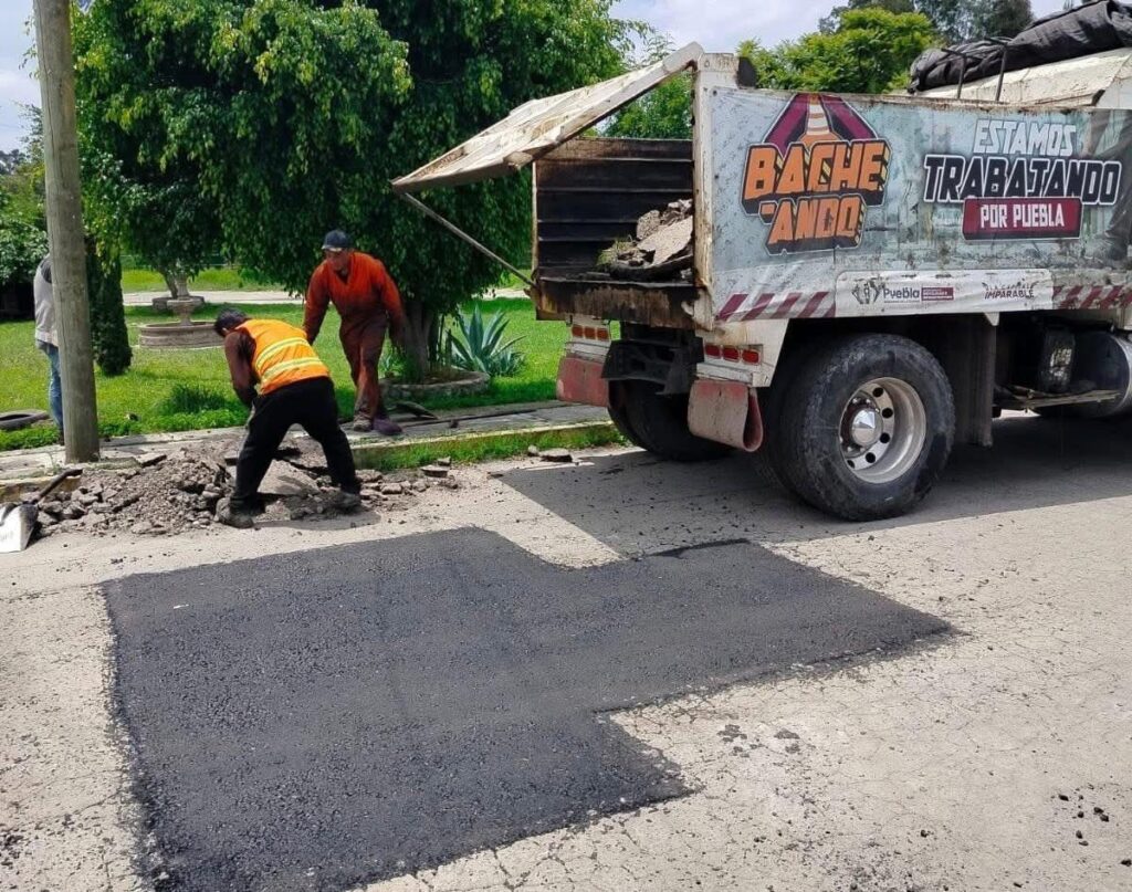 La campaña Bacheando Puebla, impulsada por el Gobierno de la Ciudad que encabeza Pepe Chedraui Budib, ha logrado la atención de más de 90 mil baches en lo que va del año, como parte de la estrategia integral para mejorar la infraestructura vial en la capital.