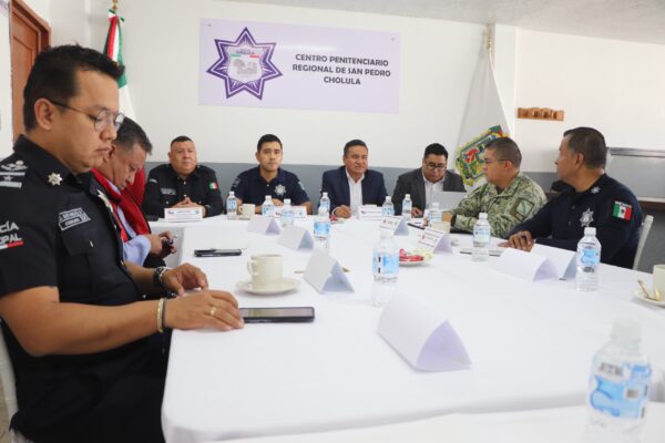 Por primera vez en el estado, el municipio de San Pedro Cholula realizó una Mesa de Construcción de Paz al interior del Centro Penitenciario Regional, marcando un precedente en la colaboración institucional para fortalecer la seguridad y la paz en la región. Esta acción, promovida por el gobierno de la presidenta municipal Tonantzin Fernández, busca fortalecer la cooperación entre los distintos órdenes de gobierno y reforzar las estrategias integrales de prevención del delito y vigilancia. La sesión fue encabezada por el Capitán Juan Villegas, titular de la Secretaría de Seguridad Ciudadana, en representación de la edil, quien ha reiterado que la seguridad de las familias cholultecas es prioridad de su administración. En la jornada participaron el director del Centro Penitenciario Regional de San Pedro Cholula, así como representantes de la SEDENA, Guardia Nacional, Policía Estatal, delegaciones regionales de seguridad y autoridades de los municipios de Coronango, Amozoc, Cuautlancingo, San Andrés Cholula y Puebla capital. Este ejercicio de coordinación intermunicipal refrenda el compromiso de San Pedro Cholula con el plan de seguridad del gobernador Alejandro Armenta, al fortalecer la colaboración para garantizar un entorno más seguro para la población. Con acciones como esta, el Gobierno Municipal de San Pedro Cholula reafirma que la voluntad política, la coordinación efectiva y el trabajo interinstitucional son claves para transformar y proteger a la comunidad.