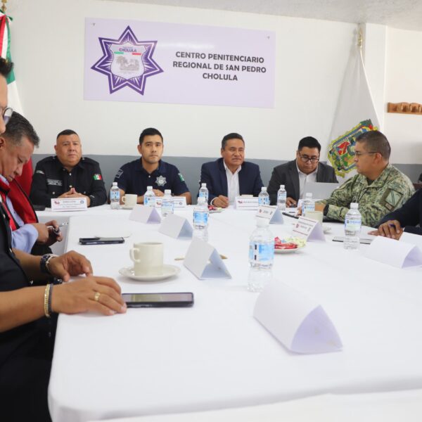 Por primera vez en el estado, el municipio de San Pedro Cholula realizó una Mesa de Construcción de Paz al interior del Centro Penitenciario Regional, marcando un precedente en la colaboración institucional para fortalecer la seguridad y la paz en la región. Esta acción, promovida por el gobierno de la presidenta municipal Tonantzin Fernández, busca fortalecer la cooperación entre los distintos órdenes de gobierno y reforzar las estrategias integrales de prevención del delito y vigilancia. La sesión fue encabezada por el Capitán Juan Villegas, titular de la Secretaría de Seguridad Ciudadana, en representación de la edil, quien ha reiterado que la seguridad de las familias cholultecas es prioridad de su administración. En la jornada participaron el director del Centro Penitenciario Regional de San Pedro Cholula, así como representantes de la SEDENA, Guardia Nacional, Policía Estatal, delegaciones regionales de seguridad y autoridades de los municipios de Coronango, Amozoc, Cuautlancingo, San Andrés Cholula y Puebla capital. Este ejercicio de coordinación intermunicipal refrenda el compromiso de San Pedro Cholula con el plan de seguridad del gobernador Alejandro Armenta, al fortalecer la colaboración para garantizar un entorno más seguro para la población. Con acciones como esta, el Gobierno Municipal de San Pedro Cholula reafirma que la voluntad política, la coordinación efectiva y el trabajo interinstitucional son claves para transformar y proteger a la comunidad.