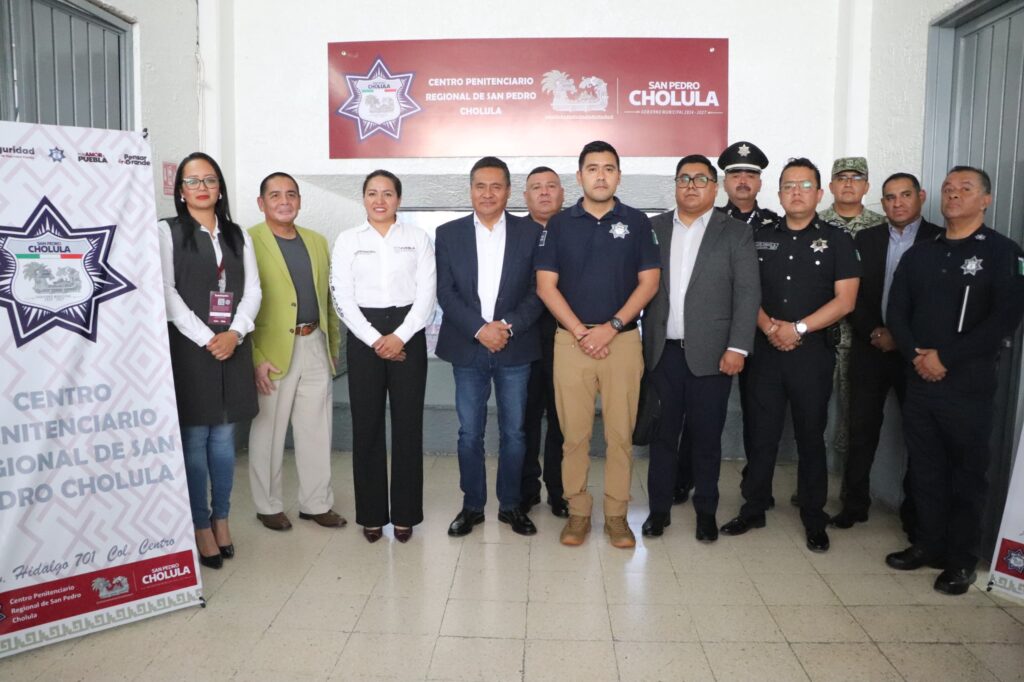 Por primera vez en el estado, el municipio de San Pedro Cholula realizó una Mesa de Construcción de Paz al interior del Centro Penitenciario Regional, marcando un precedente en la colaboración institucional para fortalecer la seguridad y la paz en la región. Esta acción, promovida por el gobierno de la presidenta municipal Tonantzin Fernández, busca fortalecer la cooperación entre los distintos órdenes de gobierno y reforzar las estrategias integrales de prevención del delito y vigilancia. La sesión fue encabezada por el Capitán Juan Villegas, titular de la Secretaría de Seguridad Ciudadana, en representación de la edil, quien ha reiterado que la seguridad de las familias cholultecas es prioridad de su administración. En la jornada participaron el director del Centro Penitenciario Regional de San Pedro Cholula, así como representantes de la SEDENA, Guardia Nacional, Policía Estatal, delegaciones regionales de seguridad y autoridades de los municipios de Coronango, Amozoc, Cuautlancingo, San Andrés Cholula y Puebla capital. Este ejercicio de coordinación intermunicipal refrenda el compromiso de San Pedro Cholula con el plan de seguridad del gobernador Alejandro Armenta, al fortalecer la colaboración para garantizar un entorno más seguro para la población. Con acciones como esta, el Gobierno Municipal de San Pedro Cholula reafirma que la voluntad política, la coordinación efectiva y el trabajo interinstitucional son claves para transformar y proteger a la comunidad.
