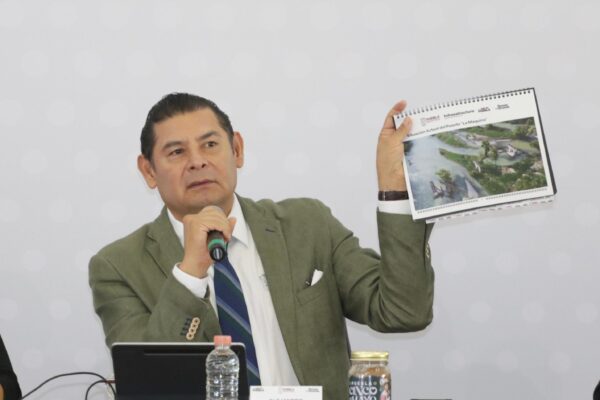El gobernador Alejandro Armenta informó que, con el Escuadrón de Módulos de Maquinaria, el gobierno estatal trabaja en la rehabilitación de más de 246 mil metros cuadrados de carpeta asfáltica, equivalentes a 304 calles.