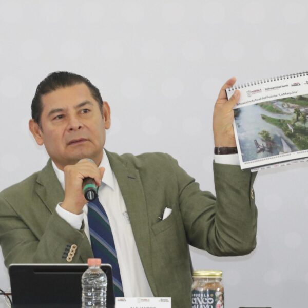 El gobernador Alejandro Armenta informó que, con el Escuadrón de Módulos de Maquinaria, el gobierno estatal trabaja en la rehabilitación de más de 246 mil metros cuadrados de carpeta asfáltica, equivalentes a 304 calles.